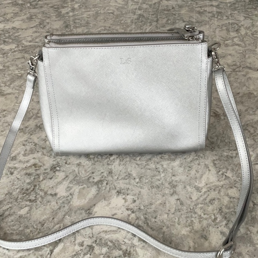 NWOT Lo & Sons The Pearl Crossbody Bag in Silver Saffiano/Silver/Gray